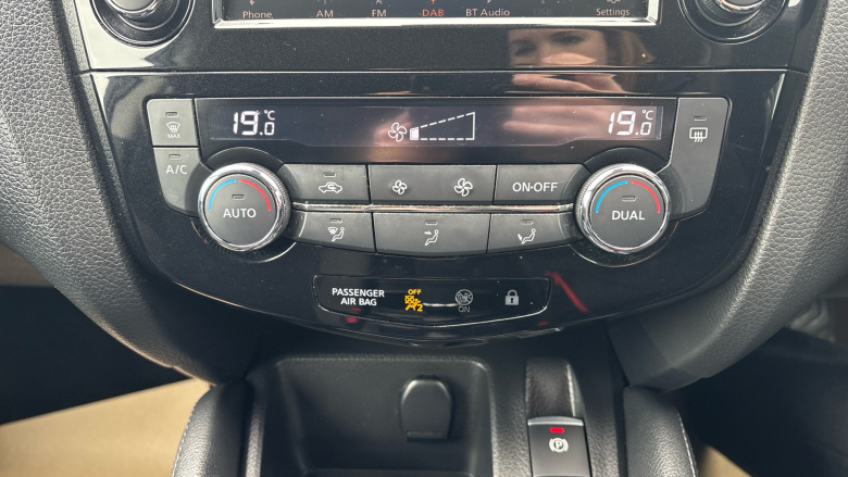 Nissan Qashqai 1.3 DiG-T N-Connecta 5dr Petrol Hatchback